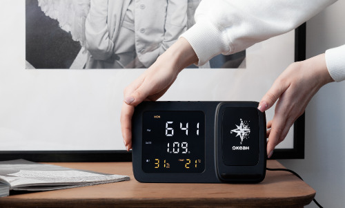 Настольные часы "Smart Screen" с беспроводным (15W) зарядным устройством, гигрометром, термометром, календарём, с подсветкой логотипа, черный
